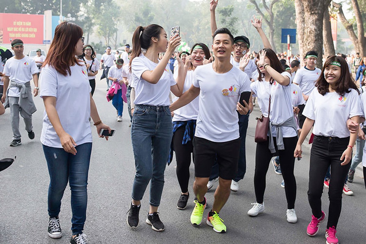 Hoa hau My Linh tuoi roi chay bo vi tre em Ha Noi-Hinh-9